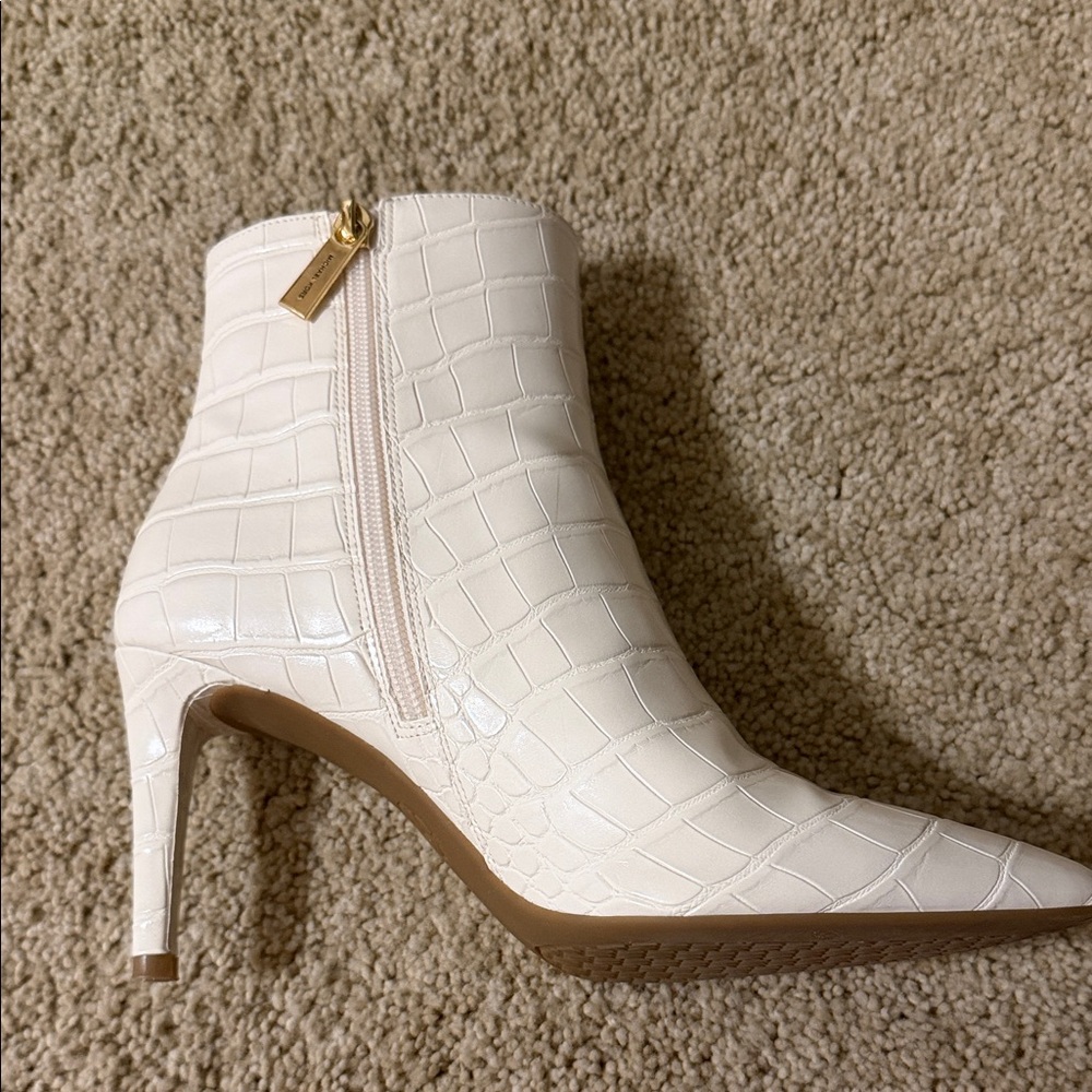 Michael Kors Light Cream Dorothy Flex Mid Bootie - Picture 5 of 9